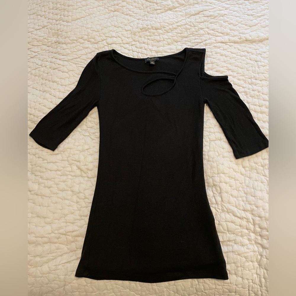 Keyhole and shoulder cut out top
